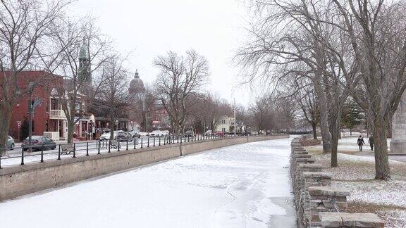 12月寒冷的一天拉钦公园沿着运河散步