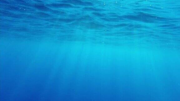 蓝色海水里的阳光