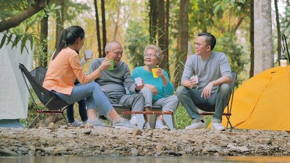 快乐的亚洲大家庭享受在露营家庭生活方式人多代人老年人假期关系假期退休保健和医学概念东南亚及东亚:世代家庭