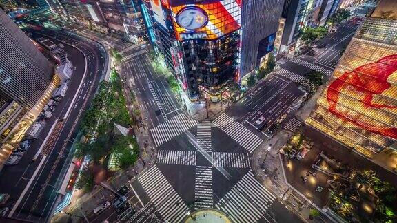 4K架空银座路十字路口晚上人群和汽车在东京日本