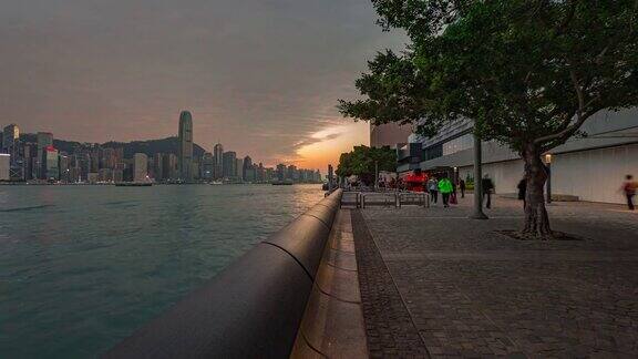 4K黄昏时光:香港海滨长廊的人群或行人