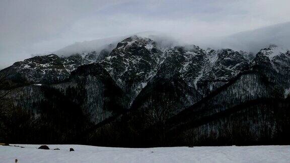 雪峰上的落云