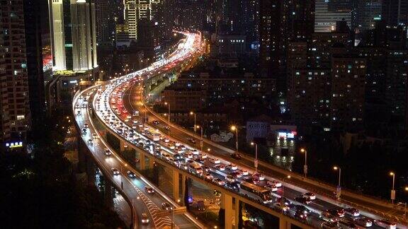 MSHA晚上拥挤的高架道路和繁忙的交通中国上海