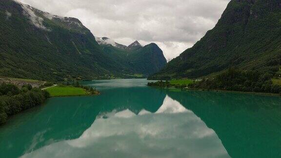 风景秀丽的奥尔德瓦内特冰川湖被雄伟的山脉环绕挪威空中