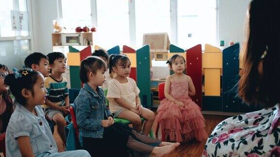 亚洲蒙特梭利幼儿喜欢在课堂上听老师讲故事