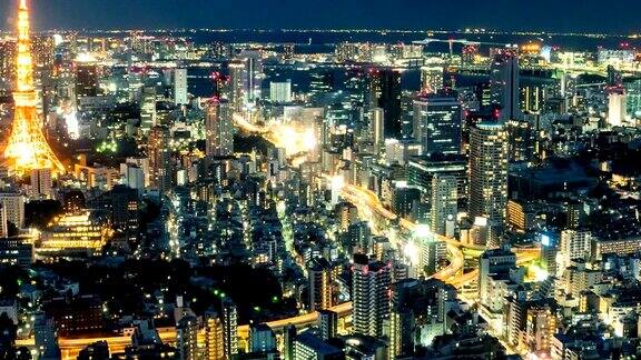 4KLSZIHA:东京塔在夜间从道路上的汽车交通在东京城市日本高角度视图