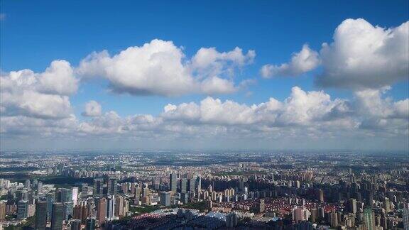 时间流逝的上海城市在多云的下午空中视野的上海云移动和阴影跟随4k镜头b滚动拍摄