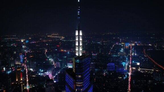 飞越南京城夜光照亮了市中心著名塔4k中国航拍全景