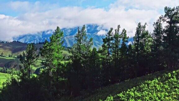鸟瞰中国新疆的青山自然风光