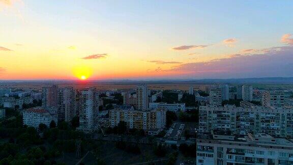 布尔加斯一架无人机从建筑屋顶上升起展示了美丽的日落