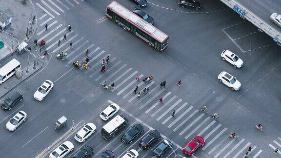 MSHATD鸟瞰图穿过街道的人群北京中国