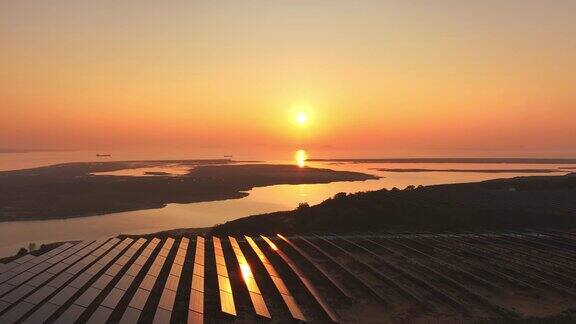 日出太阳能光伏板的航拍照片