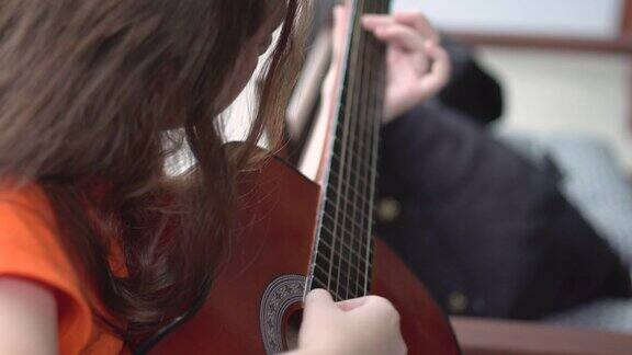 女孩是吉他训练