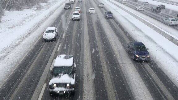 在积雪覆盖的道路上行驶的汽车