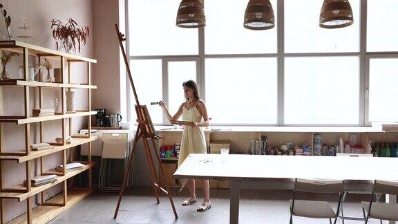 艺术家站在工作室在画布上作画