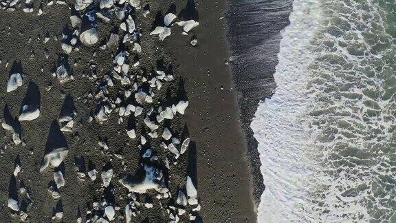 冰岛钻石海滩上的冰鸟瞰图