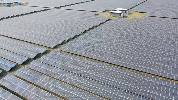 鸟瞰图太阳能农场清洁可再生能源