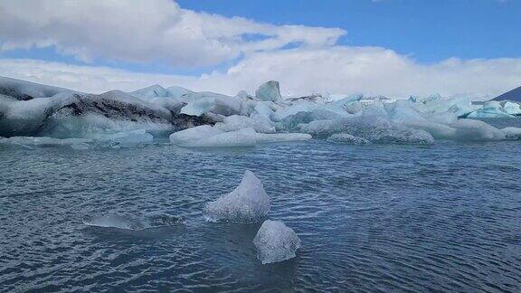 冰山和冰冷的冰川湖水特写