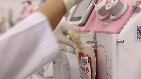 医疗技师正在准备血液制品