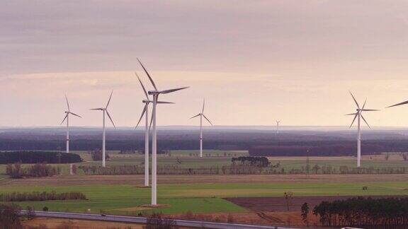 高速公路穿越风力涡轮机之间的德国农田-无人机射击