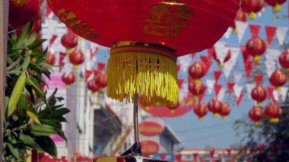 灯笼在中国新年的日子里祝福文字在灯笼上寓意着拥有财富和幸福