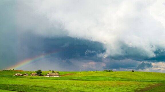 乡村景观雨云和彩虹延时拍摄