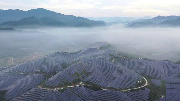 云海鸟瞰图和山顶的太阳能发电厂