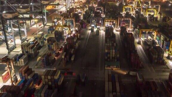 夜航Hyperlapse航运集装箱在操作港口