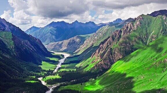 中国新疆雄伟的山地自然景观鸟瞰图