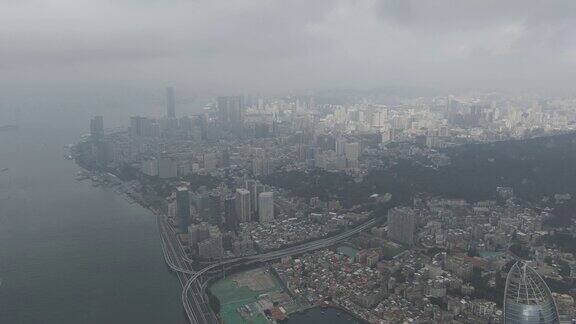 在雨季从高海拔俯瞰海滨城市