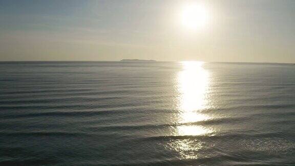日出时巴西海滩的海洋马里斯卡尔圣卡塔琳娜巴西