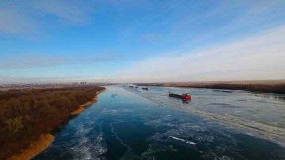 货船在美丽的冰冻河面上