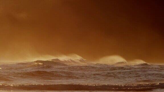 日出时夏威夷海岸线上的海浪和浪花