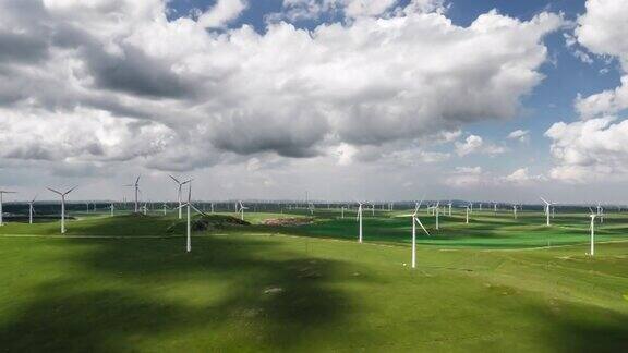 草原上风力涡轮机农场的HyperLapse和鸟瞰图