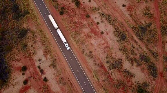 卡车行驶在道路鸟瞰图