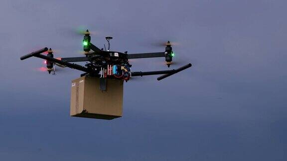 WS无人机在多云的天空中携带一个包裹
