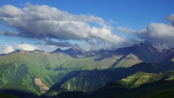 高加索山脉的夏季景观