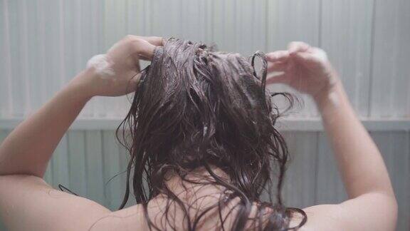 在浴室里女人洗了头发按摩了头发揉了揉头发