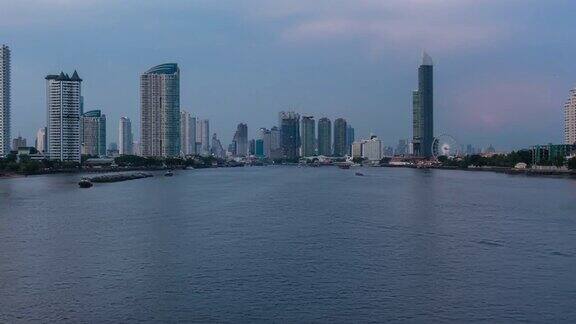 4K曼谷城市景观湄南河边有各种各样的旅游船从晚上到晚上的时间