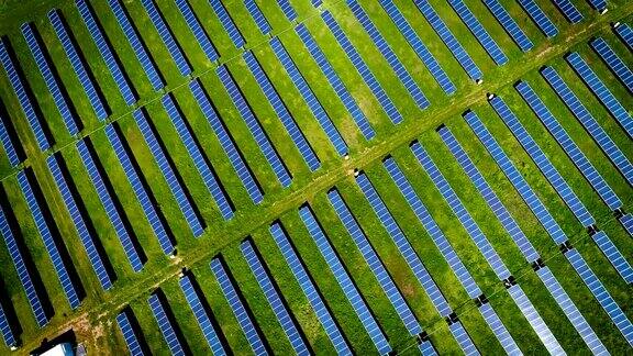 太阳能电池板农场创造清洁的可再生能源直接向下无人机视图