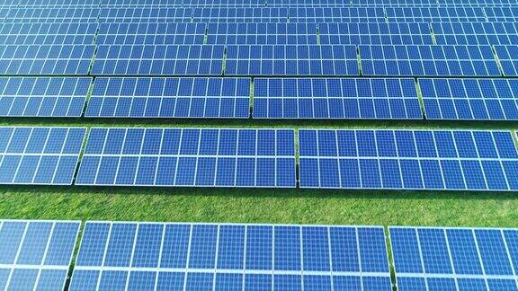 太阳能农场在一个领域高角度的太阳能电池板在一个能源农场