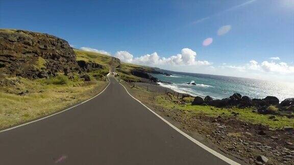在夏威夷群岛的道路上行驶