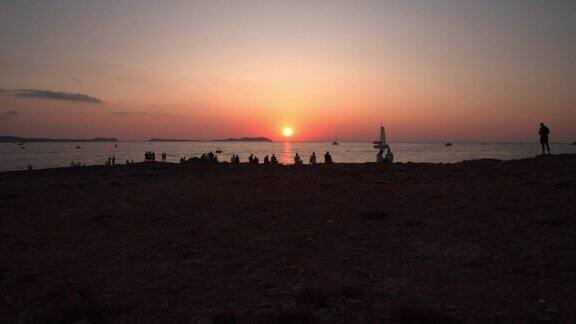 和人们一起在海滩上看日落