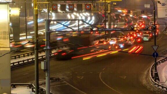 夜间交通在城市大道、立交桥和路口时间流逝