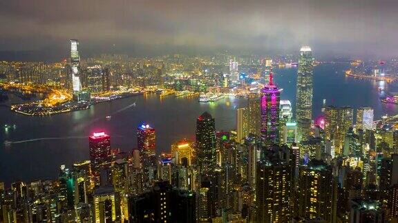 这是中国香港维多利亚港夜间市区交通的超远景图