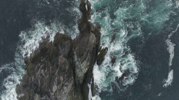 空中拍摄的海浪撞击岩石海岸的镜头