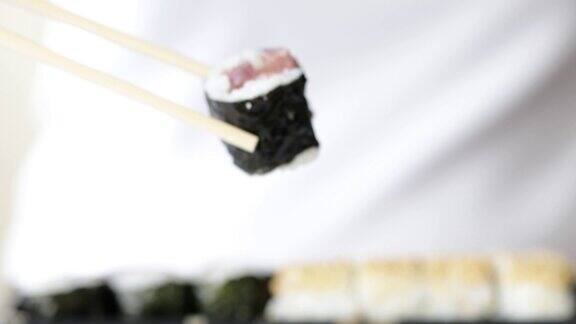 用筷子夹寿司