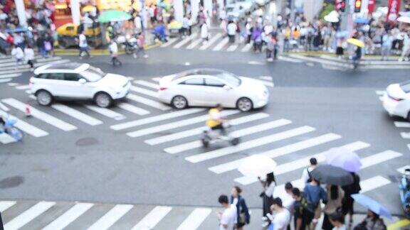 在中国人行道上的人和车的散焦