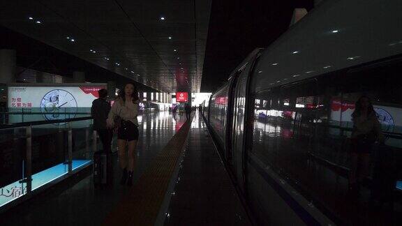 南京白天火车站拥挤站台慢动作行走全景4k中国
