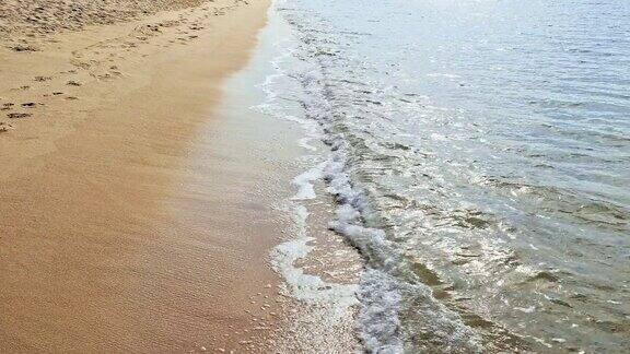 翻滚的波浪撞击着海岸上的沙子